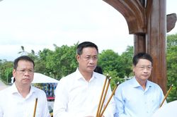 L&atilde;nh đạo th&agrave;nh phố Đ&agrave; Nẵng d&acirc;ng hương tưởng niệm c&aacute;c anh h&ugrave;ng liệt sĩ tại Th&agrave;nh cổ Quảng Trị
