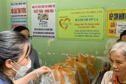 C&acirc;u lạc bộ Từ thiện Hương Lam trao 700 suất ăn v&agrave; mang &aacute;nh s&aacute;ng cho bệnh nh&acirc;n ngh&egrave;o