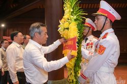 Đo&agrave;n đại biểu tỉnh Thanh H&oacute;a d&acirc;ng hương tưởng niệm Chủ tịch Hồ Ch&iacute; Minh v&agrave; c&aacute;c anh h&ugrave;ng liệt sĩ