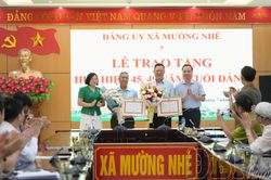 Mường Nhé trao tặng Huy hiệu Đảng cho các đảng viên lão thành