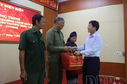 Ph&oacute; B&iacute; thư Tỉnh ủy, Chủ tịch Ủy ban MTTQ Việt Nam tỉnh M&ugrave;a A Vảng thăm v&agrave; tặng qu&agrave; c&aacute;c gia đ&igrave;nh ch&iacute;nh s&aacute;ch tại x&atilde; Mường Nh&agrave;