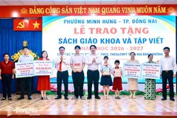 Phường Minh Hưng tặng gần 1,8 ngàn bộ sách giáo khoa cho học sinh