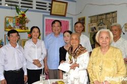 Chủ tịch UBND tỉnh Phạm Th&agrave;nh Ngại thăm, tặng qu&agrave; gia đ&igrave;nh ch&iacute;nh s&aacute;ch tại x&atilde; C&aacute;i B&egrave;