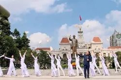 Chuyển trọng t&acirc;m từ 'l&agrave;m theo' sang 'thực h&agrave;nh'