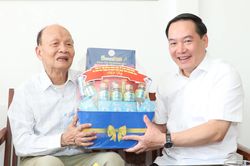 Phó Bí thư Thường trực Tỉnh ủy Hồ Xuân Trường thăm, tặng quà tri ân người có công với cách mạng