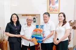 Bí thư Tỉnh ủy Trần Phong thăm, tặng quà các gia đình người có công với cách mạng trên địa bàn phường Bắc Nha Trang