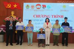 Trao 150 triệu đồng hỗ trợ sinh kế cho người dân phường Tây Nha Trang