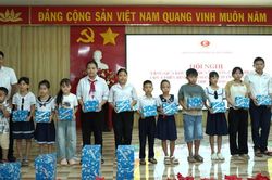 Hội Cựu chiến binh xã Vạn Thắng trao học bổng cho 59 học sinh