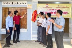 Xã Diên Khánh bàn giao 2 nhà Đại đoàn kết cho hộ nghèo, cận nghèo