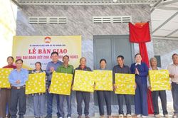 X&atilde; T&acirc;y Kh&aacute;nh Sơn b&agrave;n giao 13 căn nh&agrave; Đại đo&agrave;n kết cho hộ ngh&egrave;o, cận ngh&egrave;o