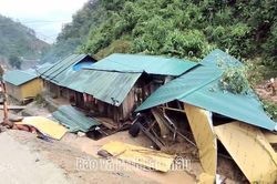 Lũ qu&eacute;t, sạt lở l&agrave;m sập 4 nh&agrave; d&acirc;n ở x&atilde; Pa Ủ