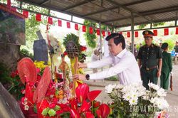 Đoàn công tác của Quân khu 1 dâng hương tri ân các Anh hùng liệt sĩ tại Lạng Sơn
