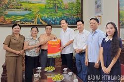 Lãnh đạo Đảng ủy phường Đông Kinh thăm, tặng quà các gia đình chính sách