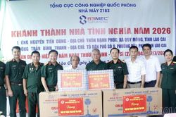 Hội Hỗ trợ gia đình liệt sĩ trao nhà tình nghĩa cho 2 thương binh tại Lào Cai