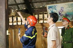 Hỗ trợ người d&acirc;n lắp đặt đường điện an to&agrave;n