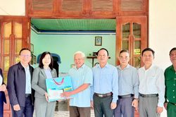 L&atilde;nh đạo MTTQ Việt Nam tỉnh L&acirc;m Đồng thăm, tặng qu&agrave; người c&oacute; c&ocirc;ng tại C&aacute;t Ti&ecirc;n, Đạ Tẻh