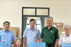 Ph&oacute; Chủ tịch HĐND tỉnh L&acirc;m Đồng Ti&ecirc;u Hồng Ph&uacute;c thăm, tặng qu&agrave; người c&oacute; c&ocirc;ng