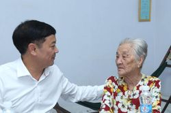 Phó Chủ tịch Thường trực UBND tỉnh Lâm Đồng Lê Trọng Yên thăm, tặng quà 18 gia đình người có công
