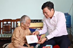 Chủ tịch HĐND tỉnh L&acirc;m Đồng Lưu Văn Trung thăm, tặng qu&agrave; người c&oacute; c&ocirc;ng