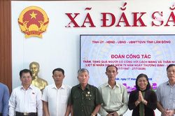 Lãnh đạo Đoàn ĐBQH tỉnh Lâm Đồng thăm, tặng quà gia đình chính sách