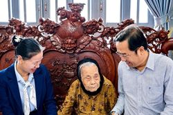 Trưởng Ban Tổ chức Tỉnh ủy thăm, tặng quà gia đình người có công tại khu vực Lâm Hà