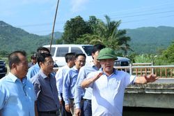 Phó Chủ tịch Thường trực UBND tỉnh Lê Trọng Yên kiểm tra hồ Lòng Sông, làm việc với doanh nghiệp thủy sản