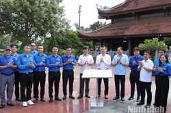 Khánh thành công trình thanh niên số hóa di tích lịch sử, văn hóa và trao tặng quà cho các đối tượng chính sách