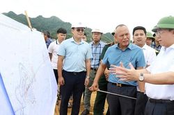 Chủ tịch UBND tỉnh Trần Duy Đông kiểm tra tiến độ dự án cao tốc Hòa Bình - Mộc Châu