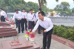 Đoàn công tác TP. Huế tri ân các anh hùng liệt sĩ tại Quảng Trị