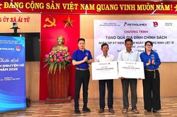 Đoàn TNCS Hồ Chí Minh Tập đoàn xăng dầu Việt Nam trao quà cho các gia đình chính sách tại xã Ái Tử