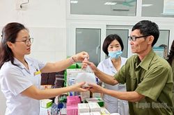 Tổ chức chương trình khám bệnh, tư vấn sức khỏe cho 300 người có công tại Bệnh viện Y dược cổ truyền tỉnh