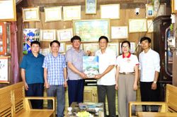 C&aacute;c đồng ch&iacute; l&atilde;nh đạo tỉnh thăm, tặng qu&agrave; thương binh, bệnh binh v&agrave; th&acirc;n nh&acirc;n liệt sĩ