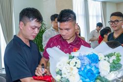 Người hâm mộ Thái Nguyên chào đón những 'Chiến binh sao vàng'