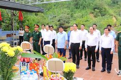 Đo&agrave;n đại biểu tỉnh Th&aacute;i Nguy&ecirc;n d&acirc;ng hương tri &acirc;n c&aacute;c Anh h&ugrave;ng liệt sĩ tại Vị Xuy&ecirc;n