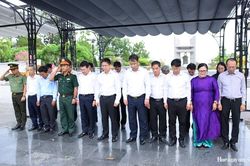 Đoàn công tác TP. Huế dâng hương, tri ân các anh hùng liệt sĩ tại Nghĩa trang liệt sĩ Quốc gia Đường 9 và Nghĩa trang liệt sĩ Quốc gia Trường Sơn