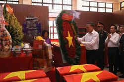 Tổng B&iacute; thư, Chủ tịch nước T&ocirc; L&acirc;m d&acirc;ng hương tưởng niệm c&aacute;c liệt sĩ tại C&ocirc;ng vi&ecirc;n L&ecirc; Thị Ri&ecirc;ng