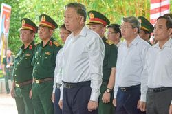 Tổng Bí thư, Chủ tịch nước Tô Lâm dâng hương tưởng niệm các liệt sĩ tại Công viên Lê Thị Riêng