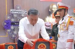 Tổng B&iacute; thư, Chủ tịch nước T&ocirc; L&acirc;m d&acirc;ng hương tưởng niệm c&aacute;c liệt sĩ tại C&ocirc;ng vi&ecirc;n L&ecirc; Thị Ri&ecirc;ng