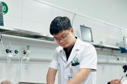 Bệnh viện Hữu nghị Việt Đức cấp cứu nhiều nạn nh&acirc;n vụ &ocirc; t&ocirc; kh&aacute;ch lao khỏi cao tốc