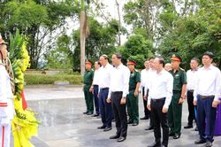 Đo&agrave;n đại biểu tỉnh Th&aacute;i Nguy&ecirc;n d&acirc;ng hương tri &acirc;n c&aacute;c Anh h&ugrave;ng liệt sĩ tại Cao Bằng