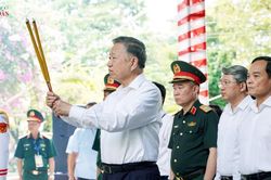 Tổng Bí thư, Chủ tịch nước Tô Lâm dâng hương tưởng niệm Anh hùng liệt sĩ tại công viên Lê Thị Riêng