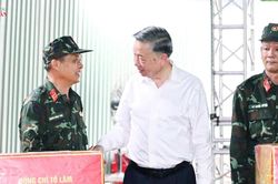 Tổng Bí thư, Chủ tịch nước Tô Lâm thăm, động viên lực lượng thực hiện nhiệm vụ tìm kiếm, quy tập hài cốt liệt sĩ tại công viên Lê Thị Riêng