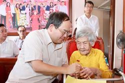 B&iacute; thư Tỉnh ủy Quảng Ninh Quản Minh Cường thăm, tặng qu&agrave; Mẹ Việt Nam Anh h&ugrave;ng, thương binh, người c&oacute; c&ocirc;ng