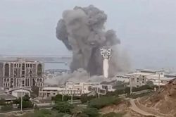 Mỹ mở đợt không kích lớn, sân bay và cầu đường Iran bị đánh trúng