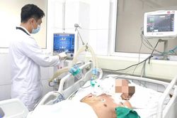 Bị gà mổ vào chân, cụ ông bị uốn ván nguy kịch