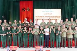Nghĩa t&igrave;nh người l&iacute;nh Cảnh vệ với c&aacute;c thương binh, người c&oacute; c&ocirc;ng
