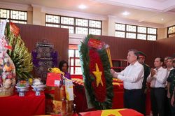 Tổng Bí thư, Chủ tịch nước Tô Lâm dâng hương các anh hùng liệt sĩ tại công viên Lê Thị Riêng