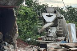 Xe bồn tông sập nhà dân, 2 người thương vong
