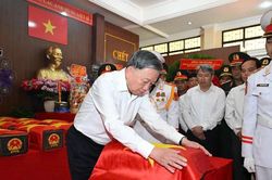 Tổng Bí thư, Chủ tịch nước Tô Lâm dâng hương các anh hùng liệt sĩ tại công viên Lê Thị Riêng