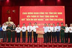Tỉnh Bắc Ninh trao tặng kinh phí Quỹ 'Đền ơn đáp nghĩa' cho tỉnh